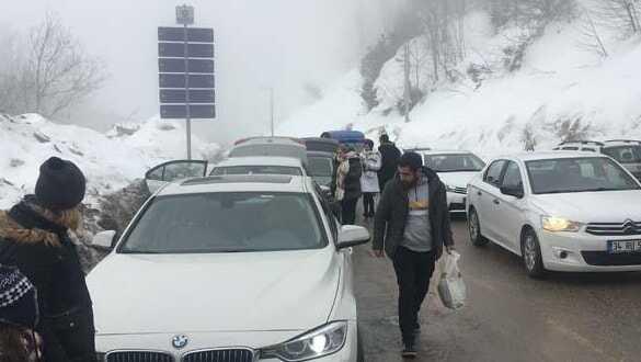 Tatilciler haftasonu oraya akın etti! 3 kilometrelik kuyruk oluştu