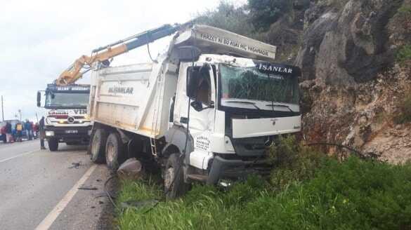 Hafriyat kamyonu yol kenarına uçtu: 1 yaralı