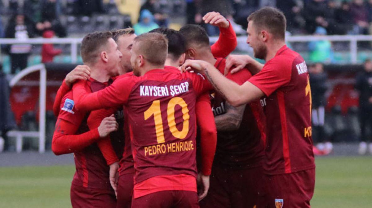 Kayserispor deplasmanda Denizlispor'u 1-0 malup ederek ligde 7 hafta sonra kazand