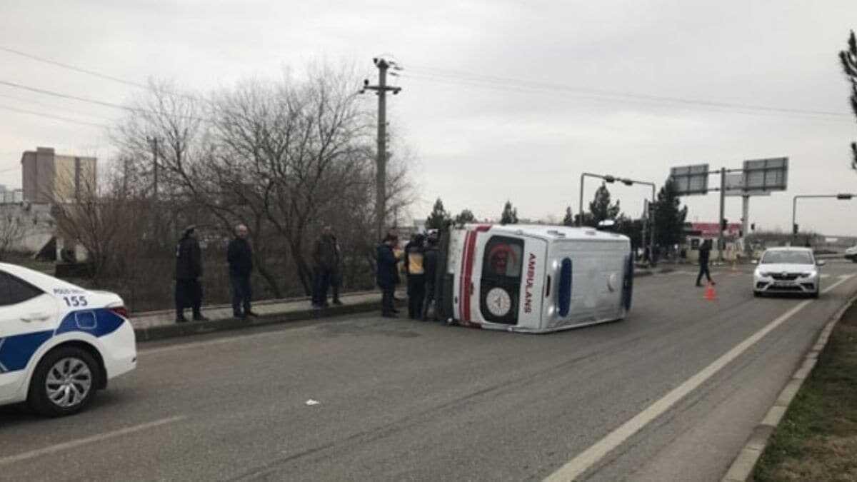 Diyarbakr'da ambulans ile minibs arpt: 6 yaral