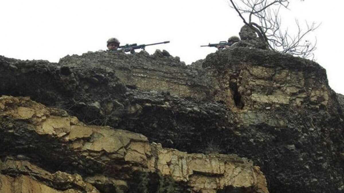 Hakkari'de PKK'l terristlere ait silah ve mhimmat ele geirildi