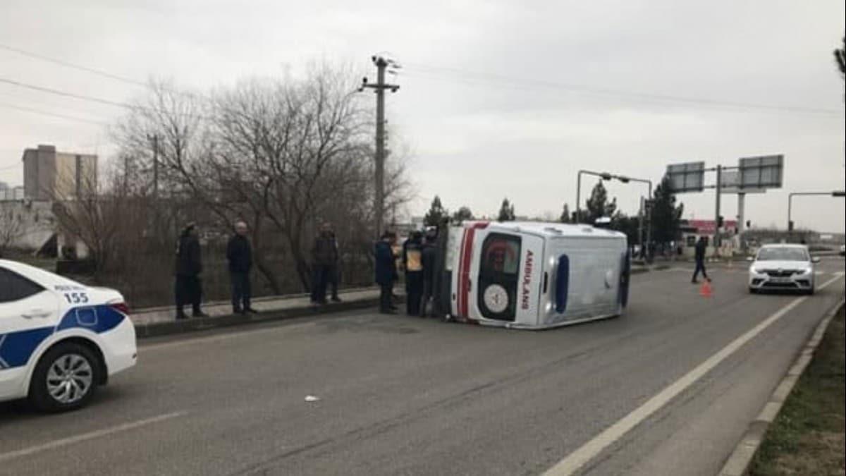 Diyarbakr'da ambulans ile otomobil arpt: 6 yaral