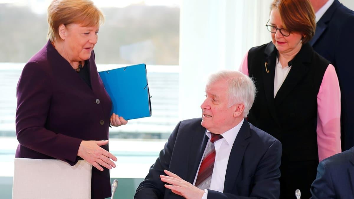 Almanya ileri Bakan Seehofer, Merkel'in elini koronavirs nedeniyle skmad