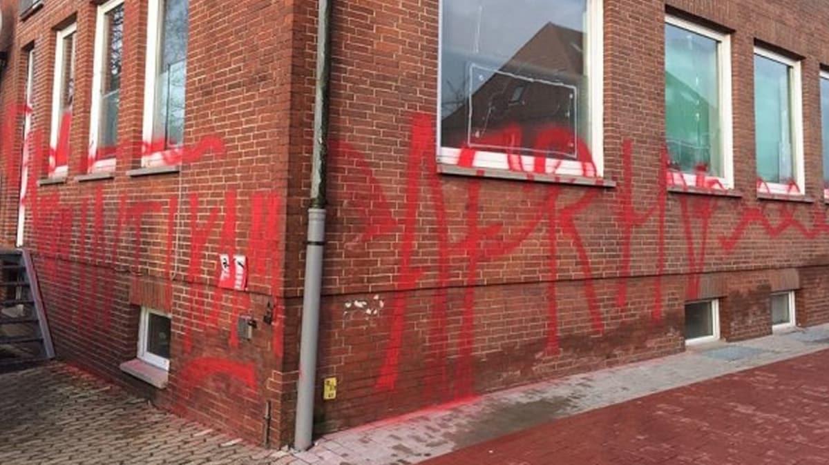 Almanya'da Müslüman karşıtları cami duvarına tehdit mesajı yazdı