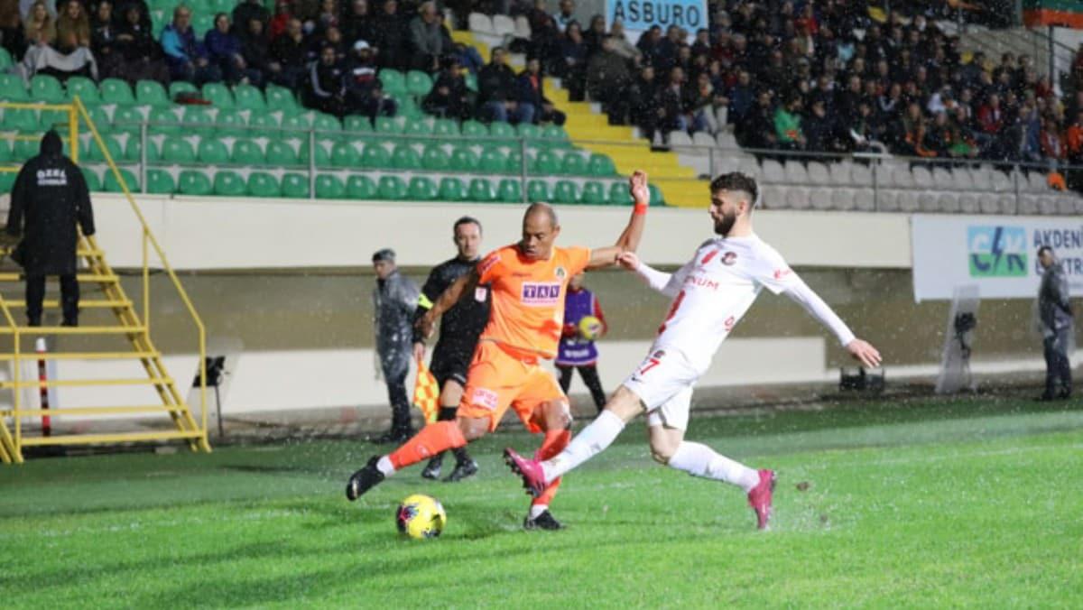 Alanyaspor, yar final ilk manda Antalyaspor'u deplasmanda tek golle malup etti