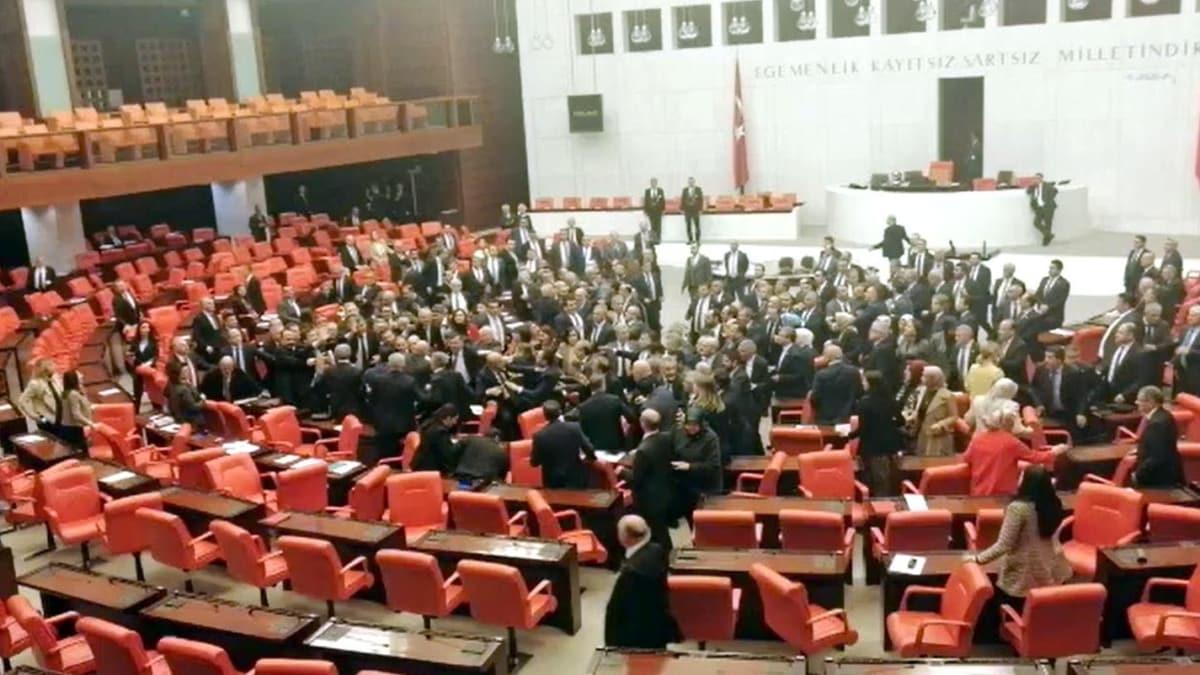  Meclis'te yumruklu kavga... CHP'nin Bakan Erdoan'a hakareti tansiyonu ykseltti