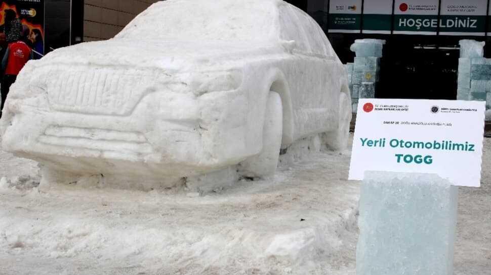 Yerli otomobilin buzdan heykelini yaptılar
