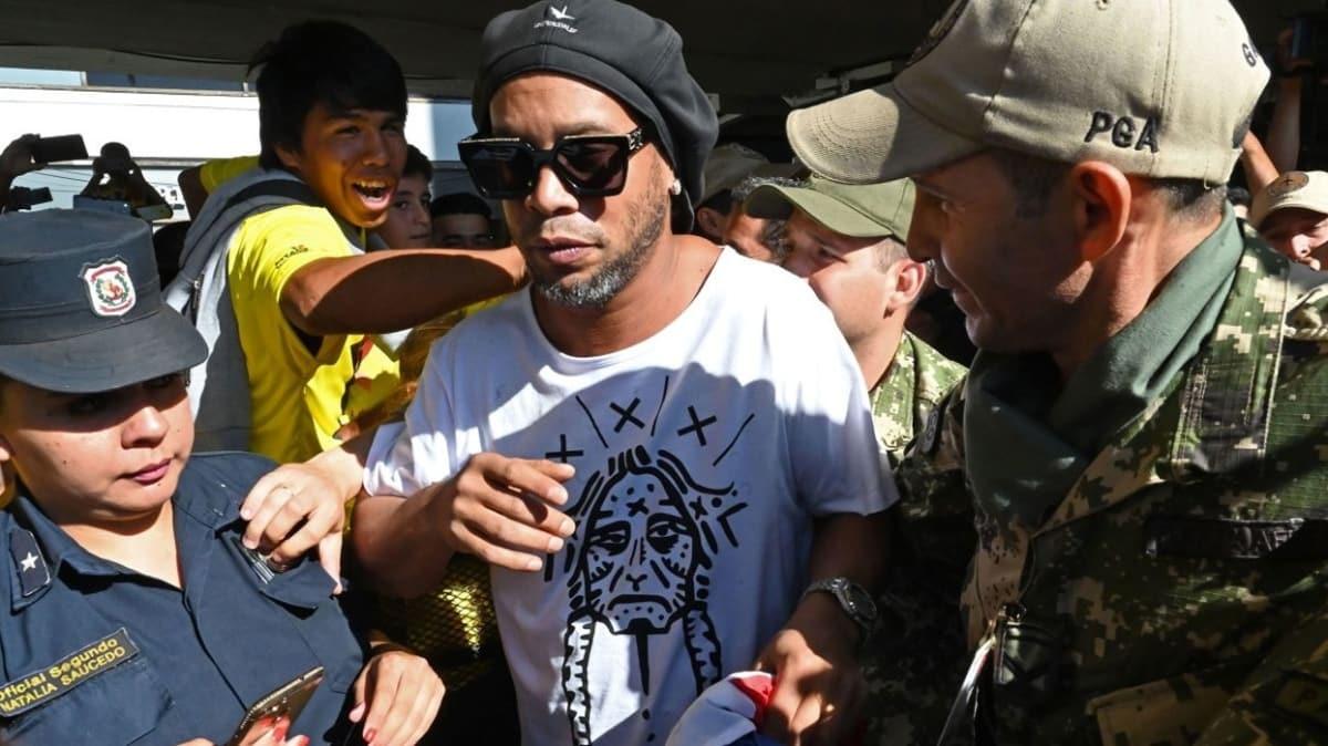 Paraguay'a sahte pasaportla girmeye alan Ronaldinho ve kardei tutukland