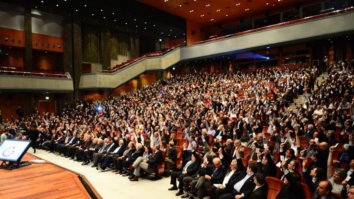 Galatasaray'da bakan aday aday Metin ztrk, kulp yeleriyle bulutu
