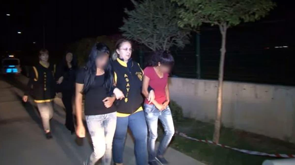 Adana'da evlerden 60 bin TL'lik altn ald iddia edilen 3 gen kz yakaland