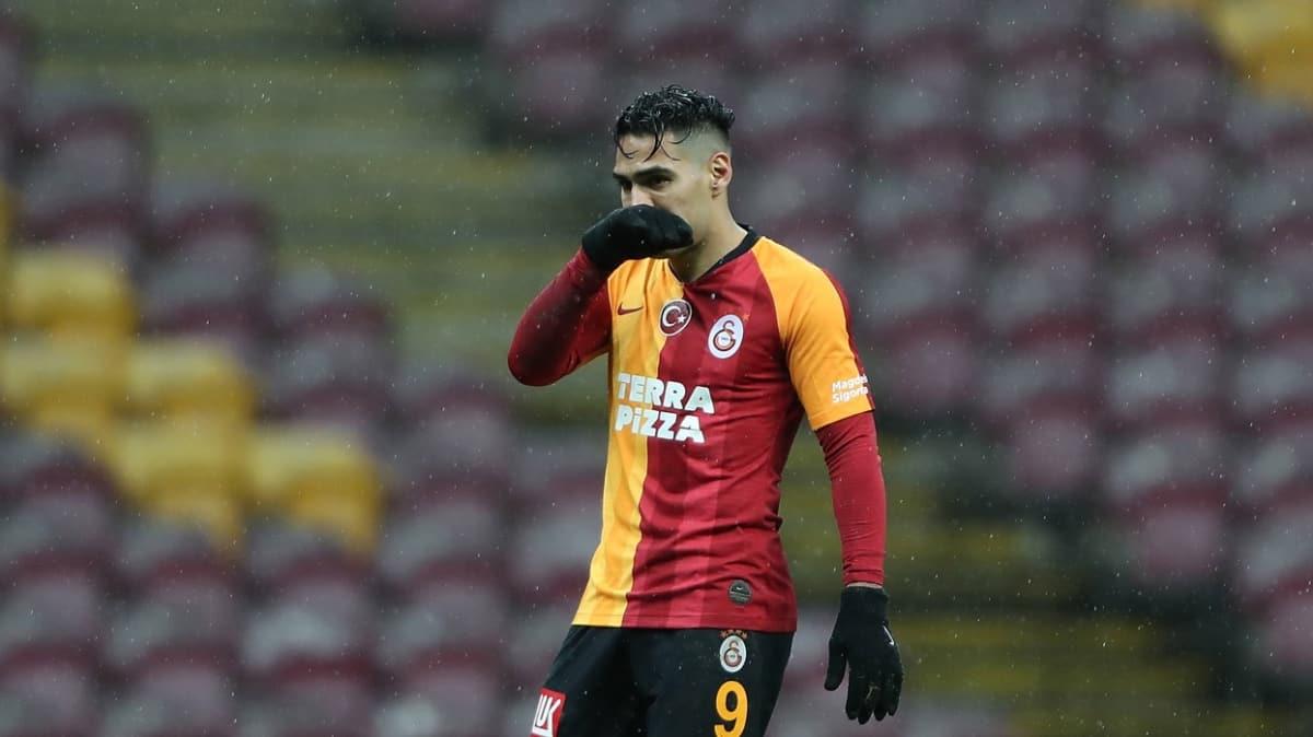 Son 2 maçında puan kaybedip liderlik fırsatını tepen Galatasaray, ligde bu akşam 4. sıraya düşebilir