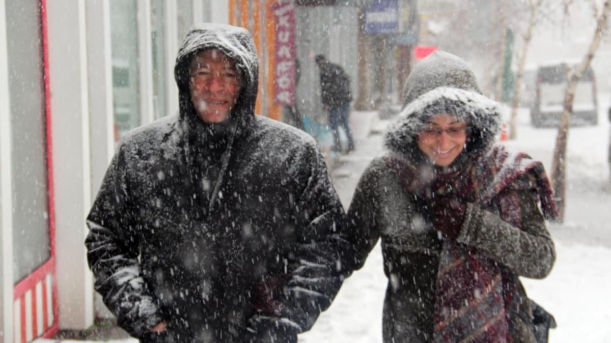 Ardahan'da etkili olan kar yağışı yolların kapanmasına neden oldu