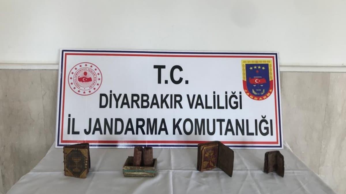 Diyarbakr'da 3 kitap ve 1 ferman satmaya alan pheliler sust yakaland