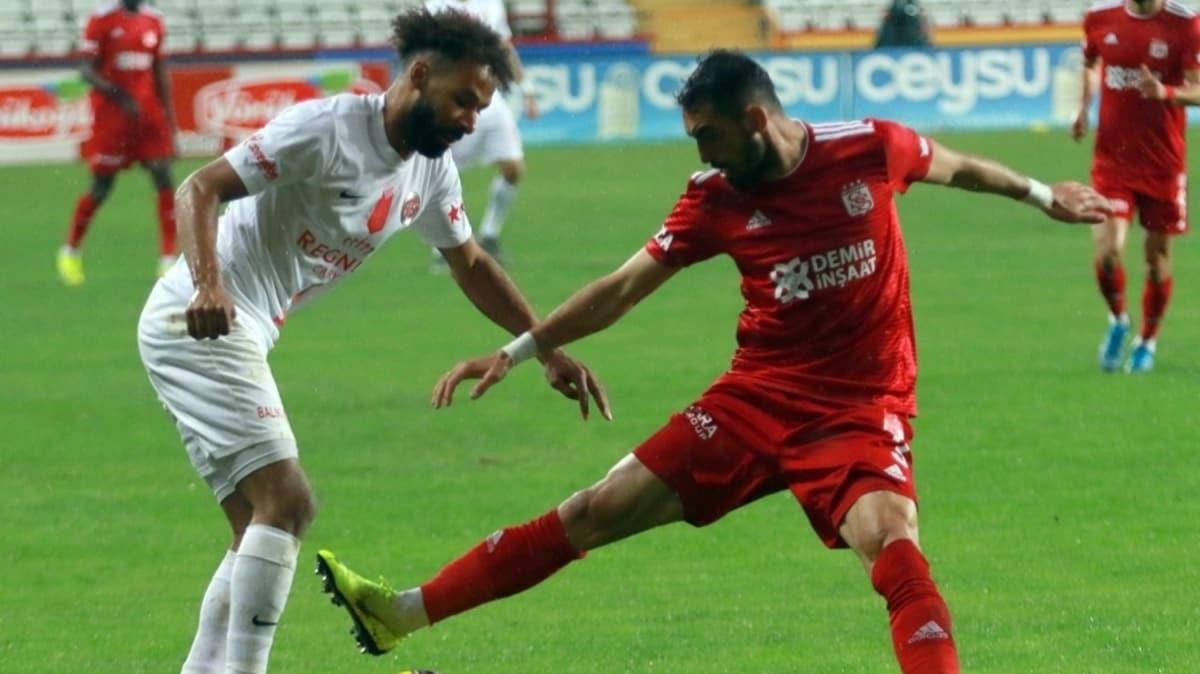 Antalyaspor'da Nazm Sangare sevinci
