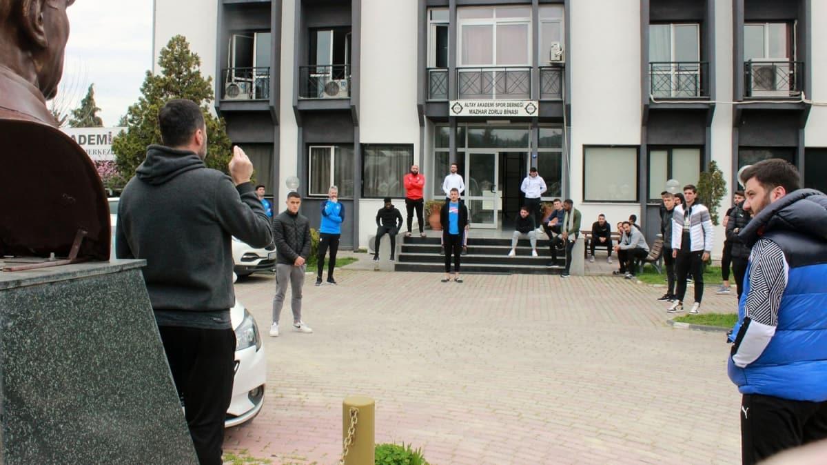 Yaln Koukavak'tan futbolcularla uzak mesafeli toplant
