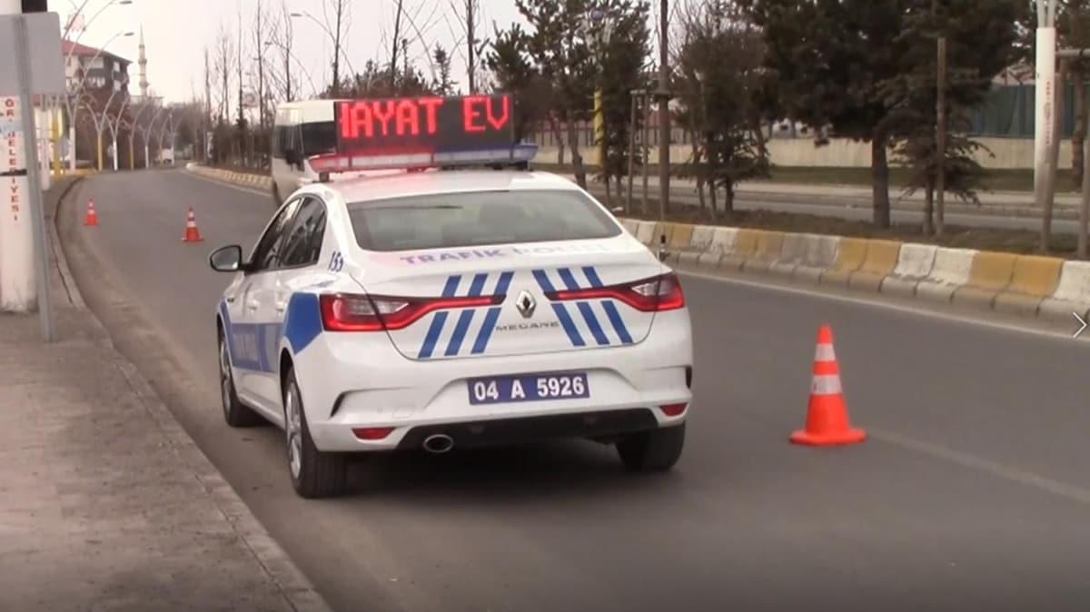 Ar'da trafik polislerinden dikkat eken 'Evde Kal' kampanyas