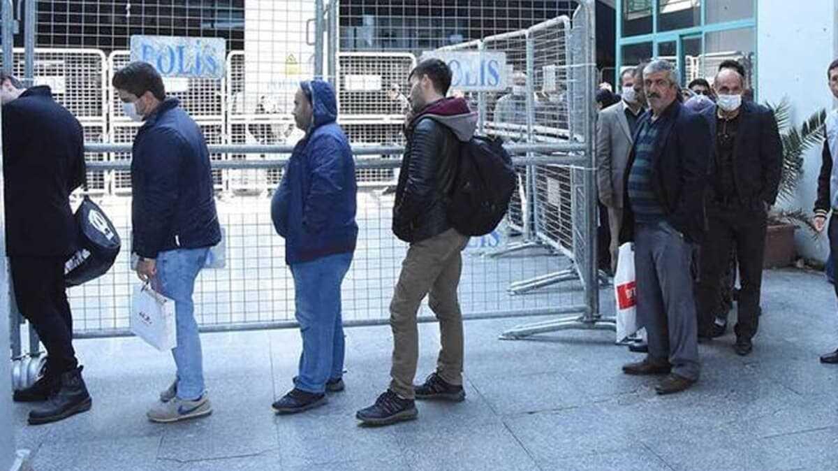 zmir'de tehlikeli kuyruk!