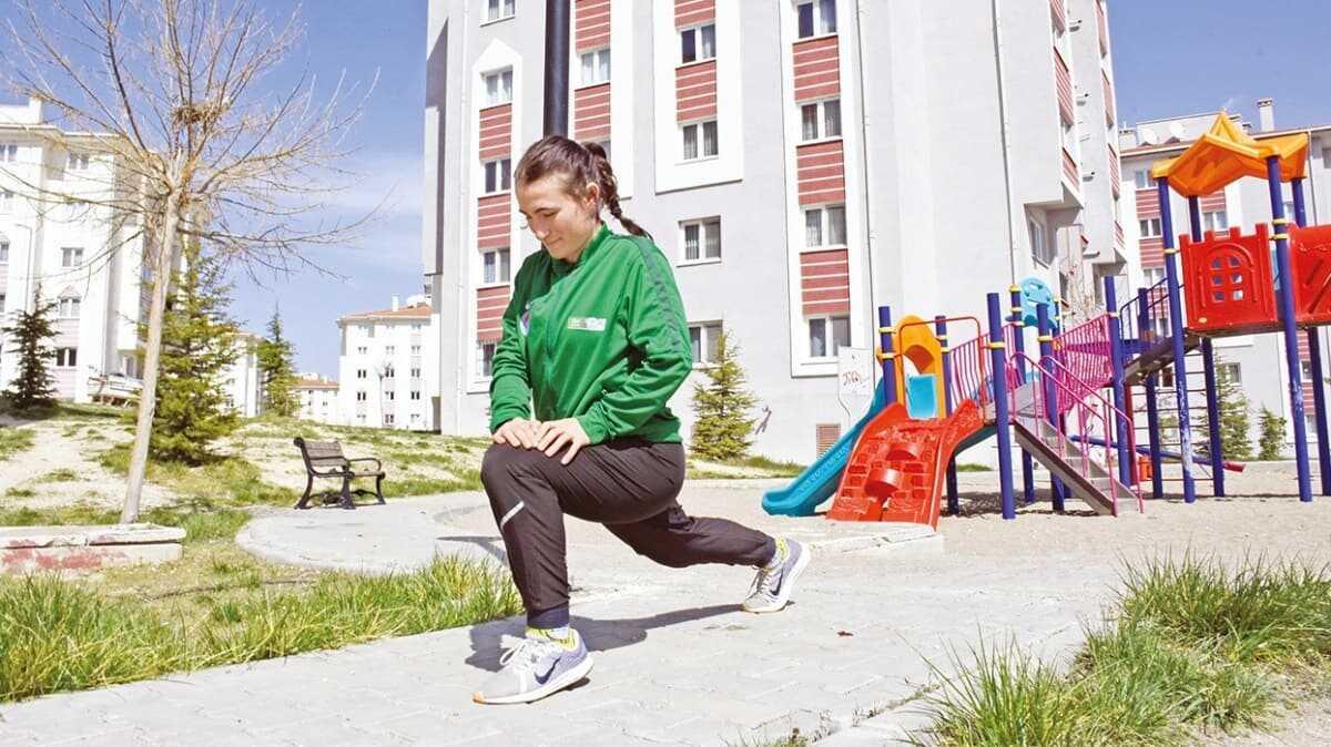 ampiyon atlet parkta form tutuyor