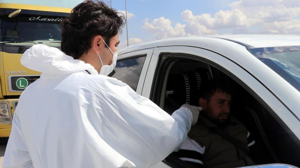 Suriyeli gnll doktorlar koronavirse kar Gaziantep'te kontrol noktalarnda grev yapyor