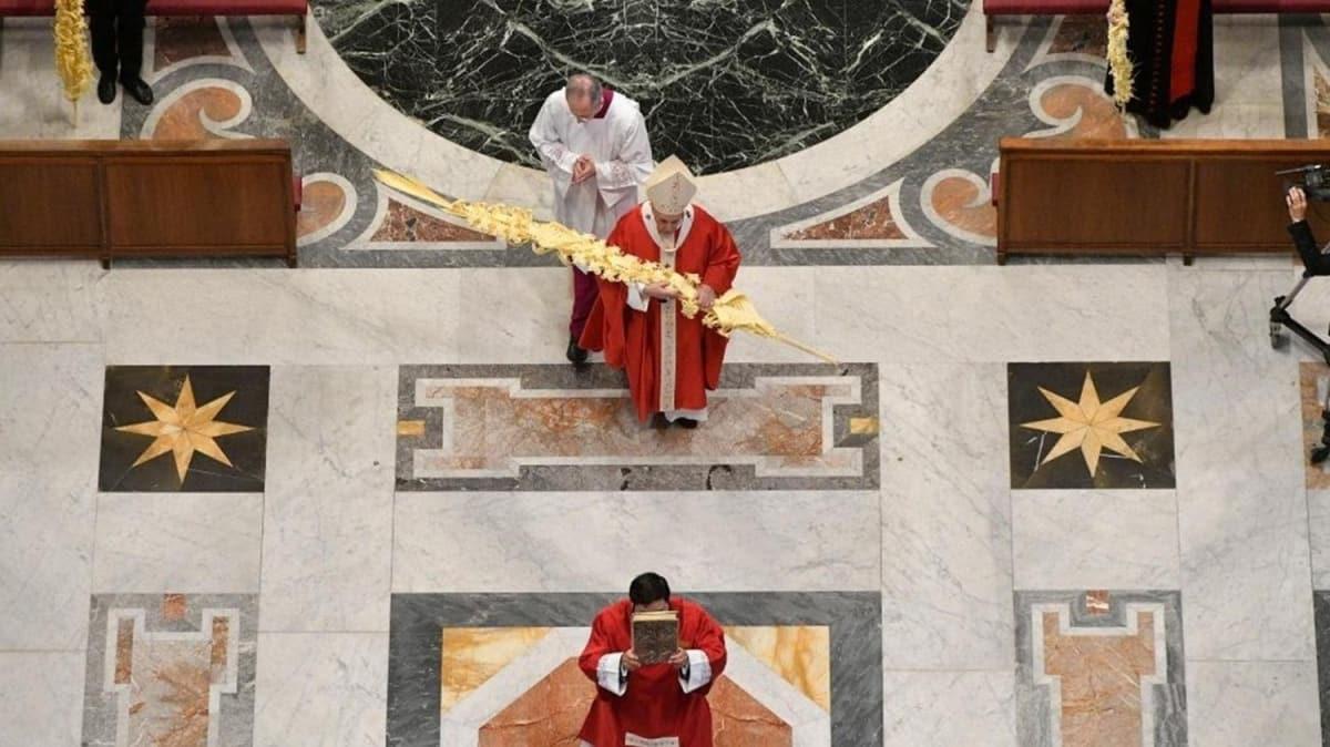 Papa Francis 'Kutsal Hafta' duasn kapal kaplar ardnda yapt: ok az sayda rahip ve rahibe katld