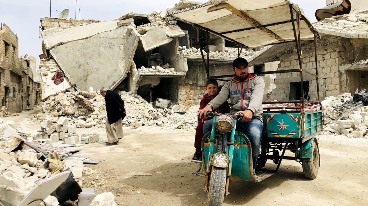 İdlib'de ateşkes sonrası 1 ayda 73 bin sivil bombalanmış evlerine geri döndü