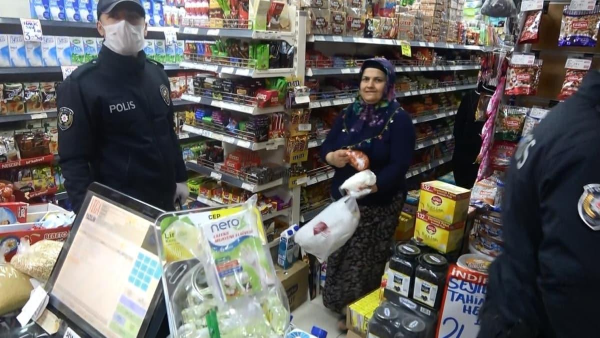 Sultangazi'de ak markete baskn dzenleyen polisi gren mteriler raflarn arasna sakland