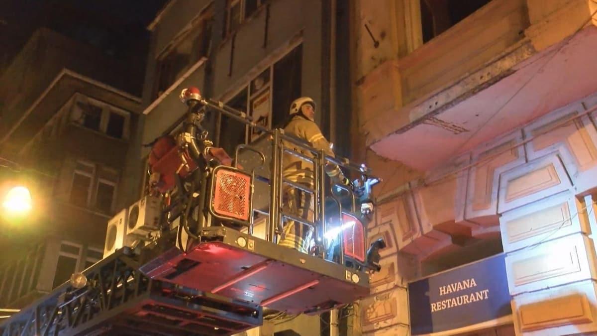 Beyolu'nda korkun yangn: 10 kii mahsur kald