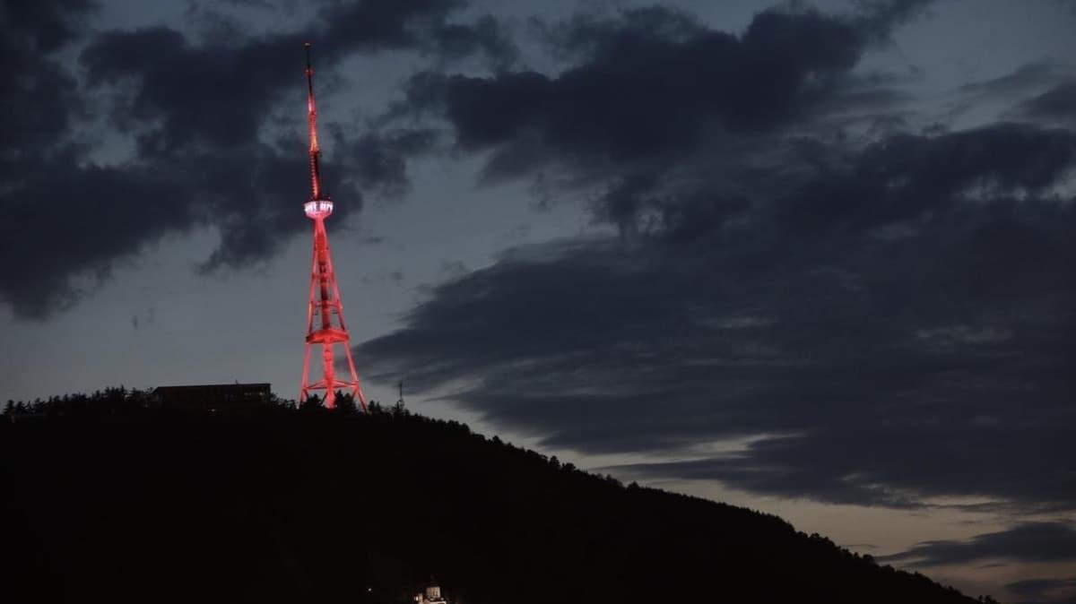 Bakan Çavuşoğlu Türk bayrağının renkleri ile aydınlanan Tiflis Kulesi için Gürcistan'a teşekkür etti