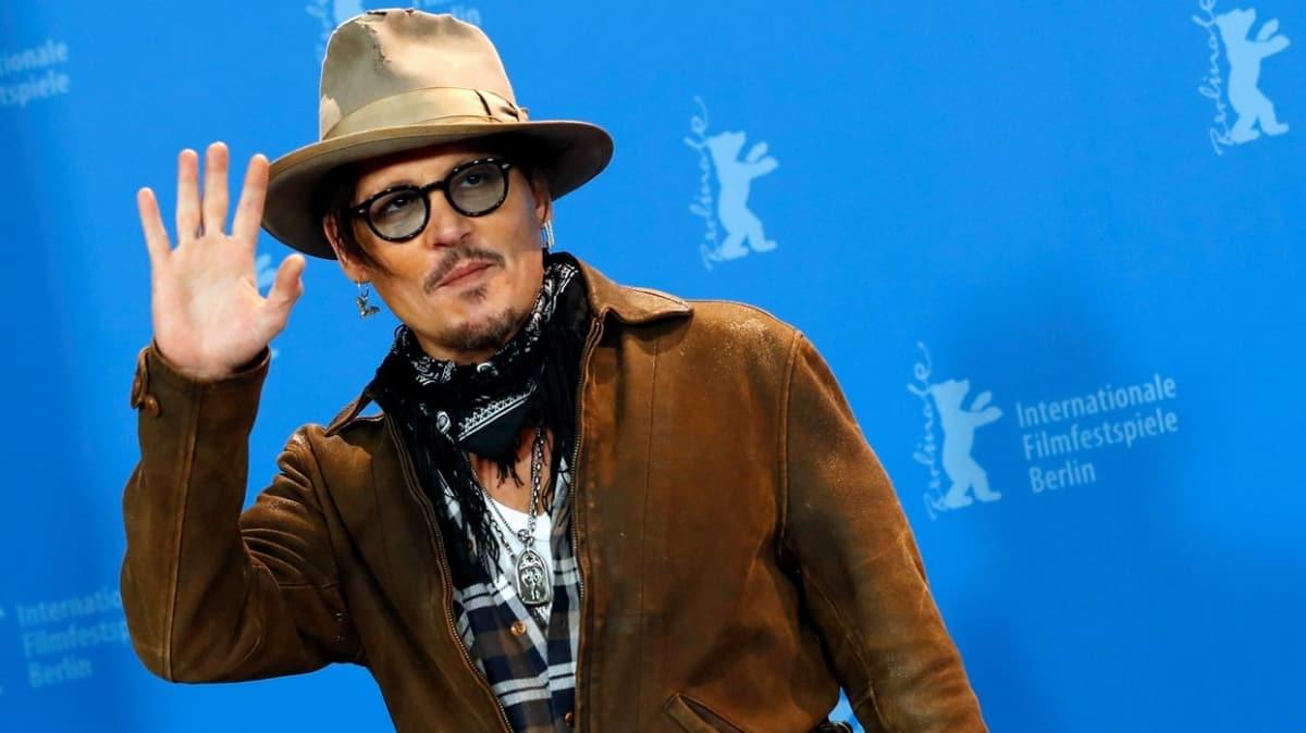 Johnny Depp sosyal medyaya girdi, 1 saatte 1 milyon takipiyle rekor krd!