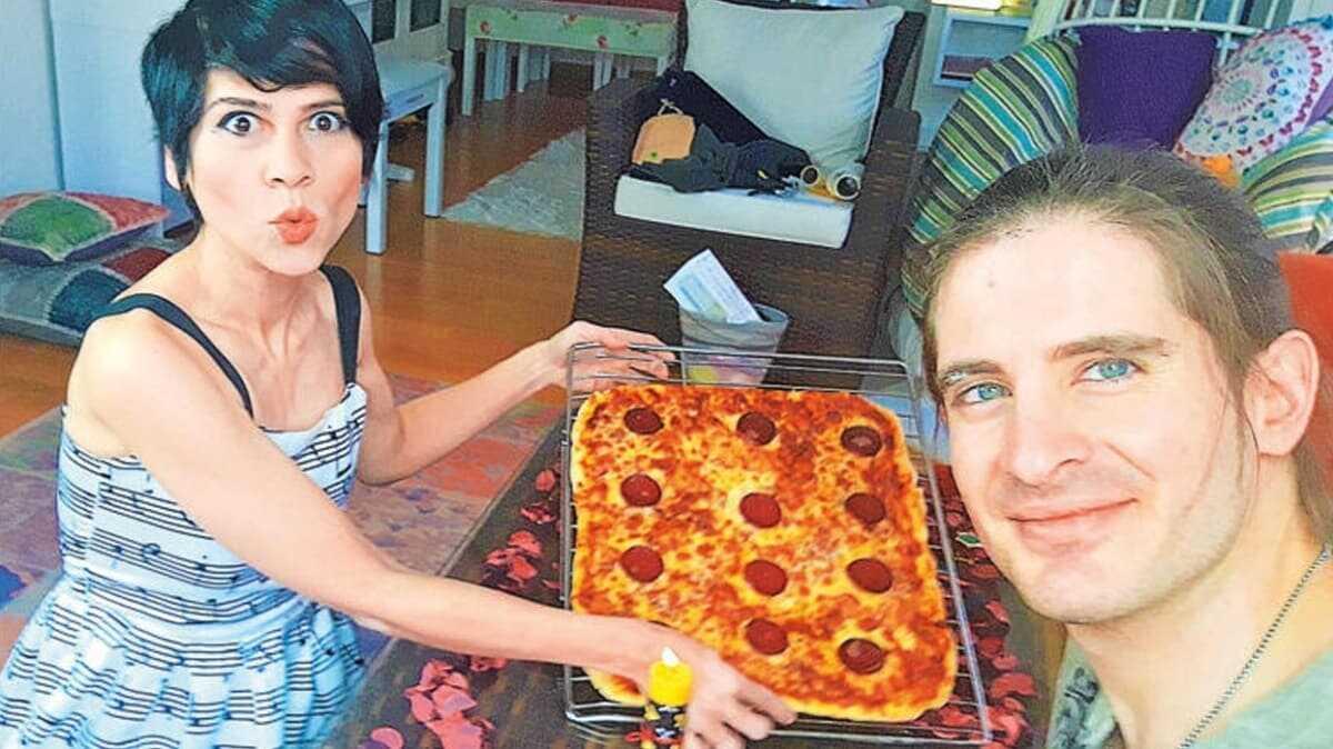 Aydilge ve Utku Bar Anda'tan pizzal doum gn kutlamas