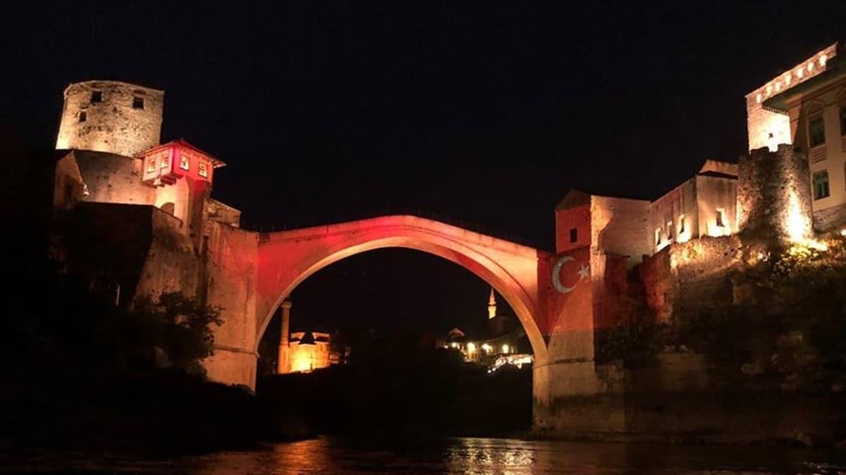 Mostar Kprs, TBMM'nin alnn 100. yl dolaysyla Trk bayrann renklerine brnd