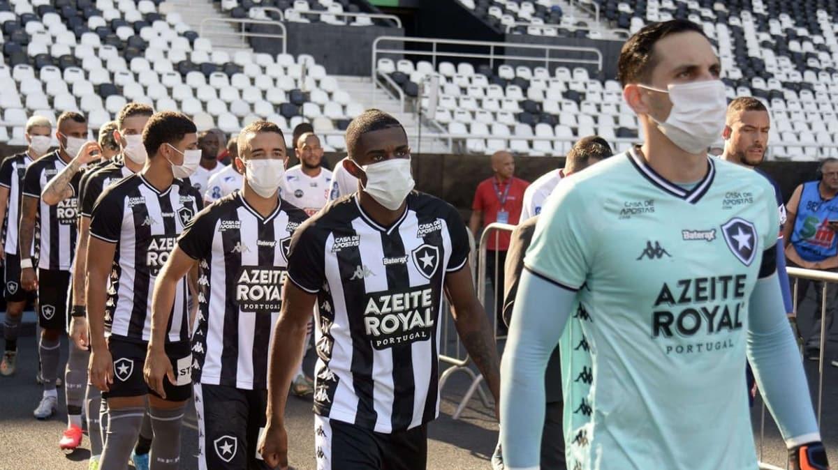 Bundesliga'da futbolcular sahaya maskeyle kabilir