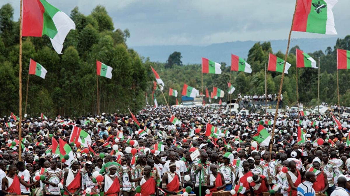 Burundi'de Kovid-19'a ramen on binlerce kiinin katlaca seim mitingi dzenlendi