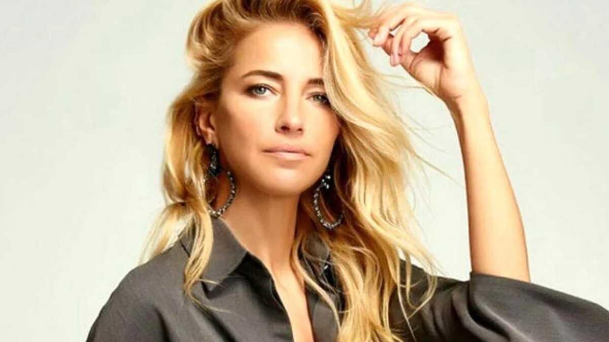 Burcu Esmersoy'dan karantinada dans eliinde temizlik