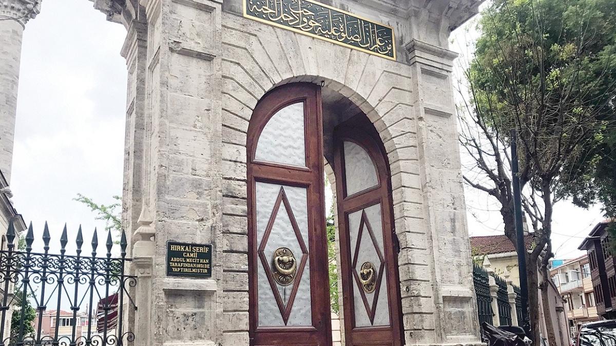 Fatih'teki Hrka-i erif Camii'nde bulunan hrka 59 kuaktr titizlikle korunuyor