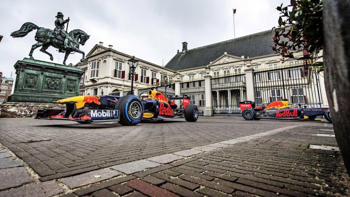 Max+Verstappen+ve+Alexander+Albon,+F1+ara%C3%A7lar%C4%B1+ile+Hollanda+caddelerinde+tur+att%C4%B1