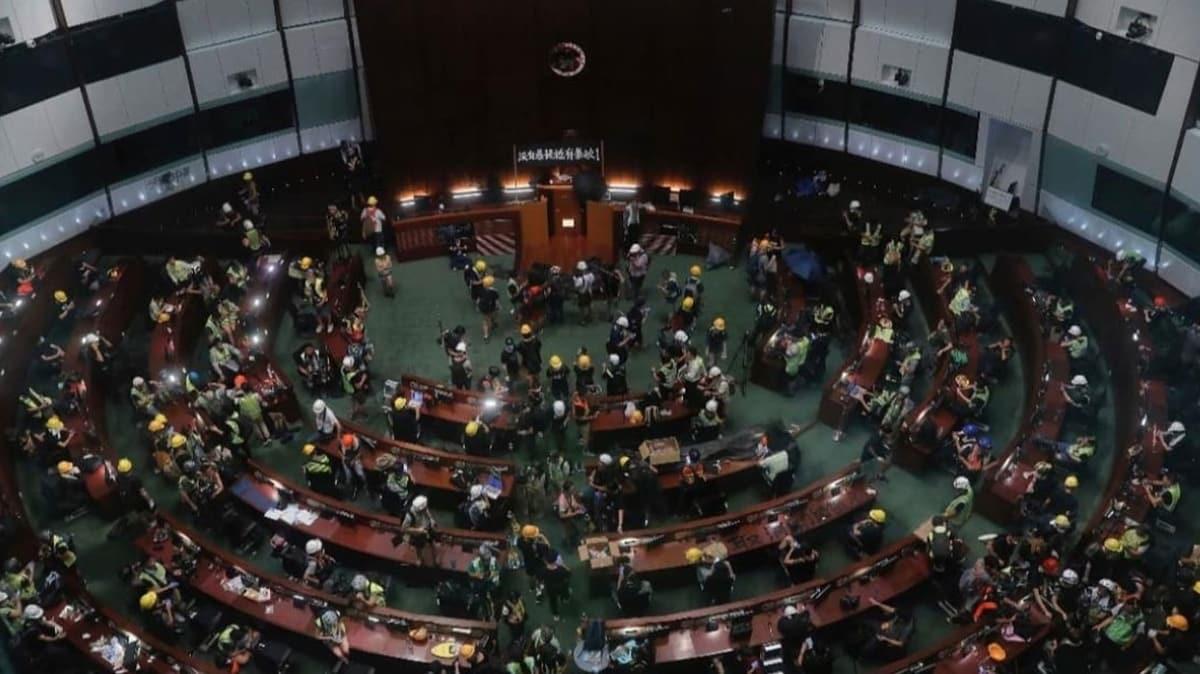 Hong Kong meclisinde hareketli dakikalar! Parlamento sava alanna dnd