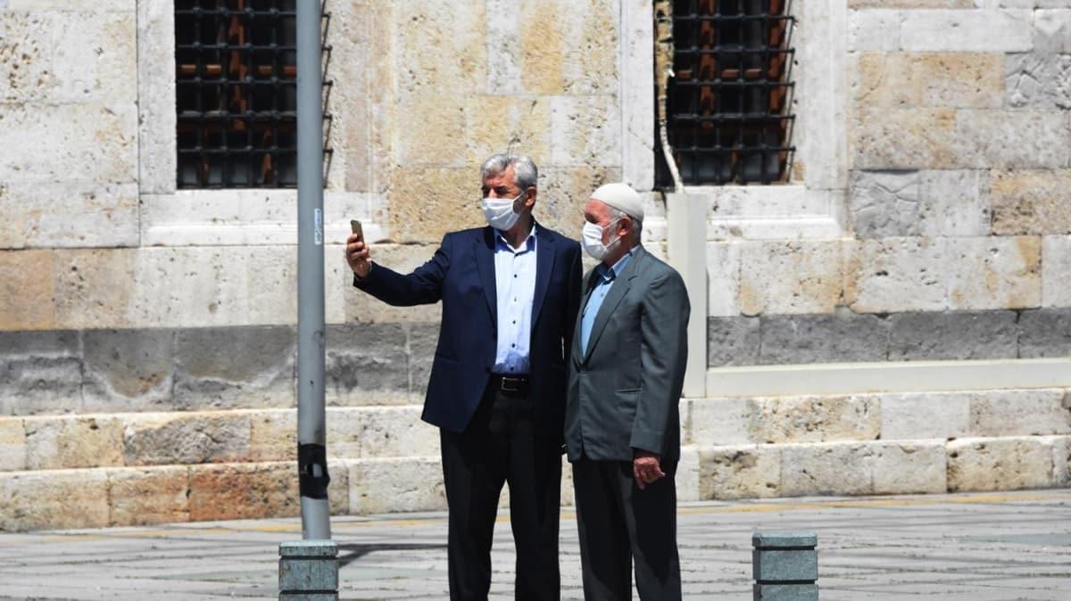50 gn sonra sokaa kan kardeler Mevlana Meydan'nda buluup selfie ekti