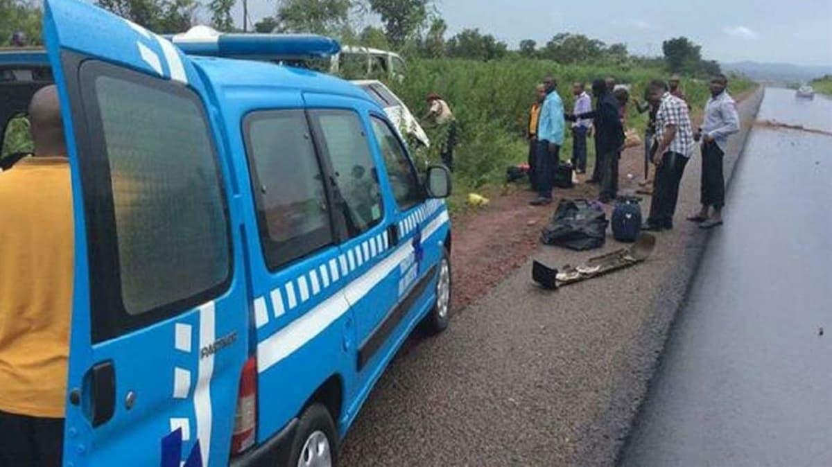 Nijerya'da kamyonet ile yolcu otobs arpt: 10 l, 27 yaral