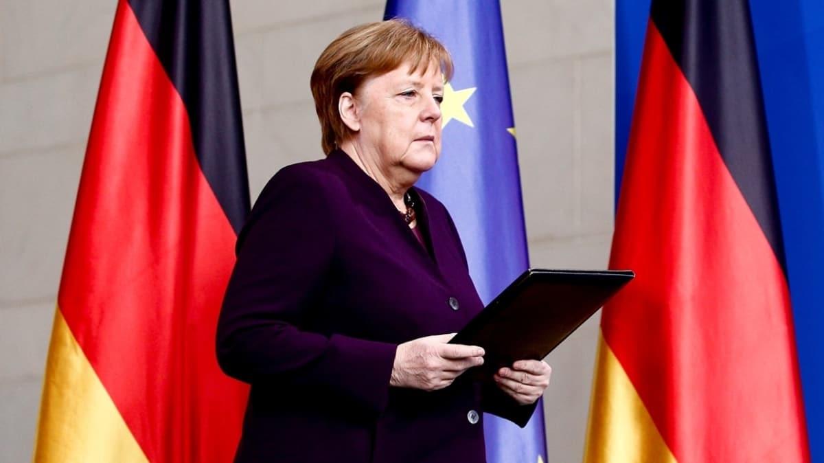 Almanya Babakan Merkel duyurdu! Ve kaplar alyor