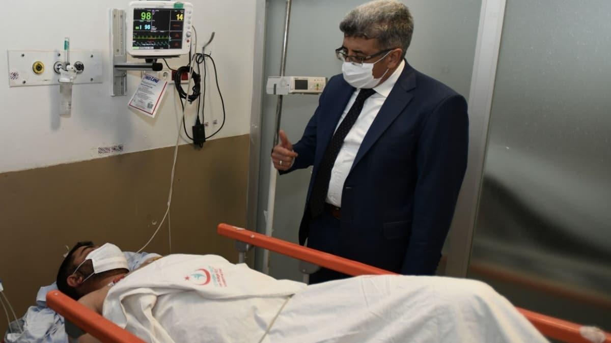 Van Valisi M. Emin Bilmez, PKK saldrsnda yaralanan kiiyi hastanede ziyaret etti