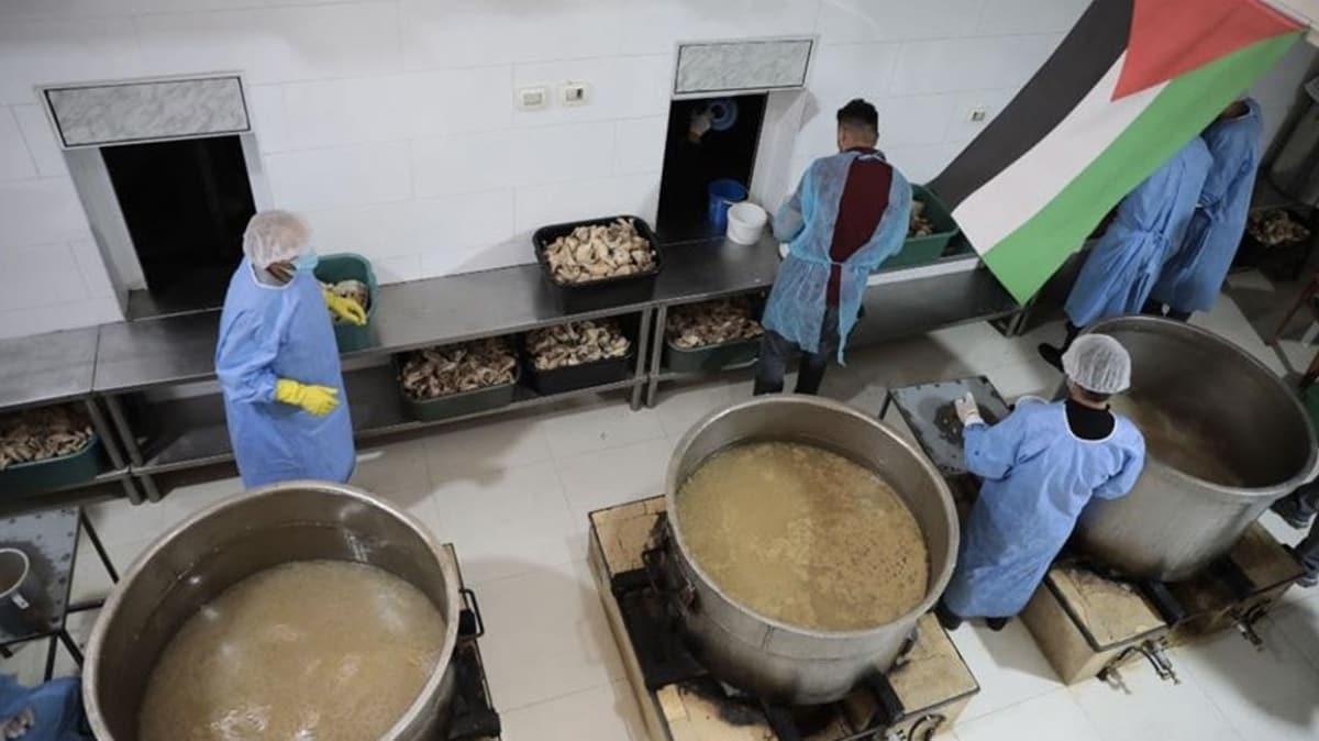 El Halil'deki brahim Tekkesi yoksullar iin iftar yemei datyor