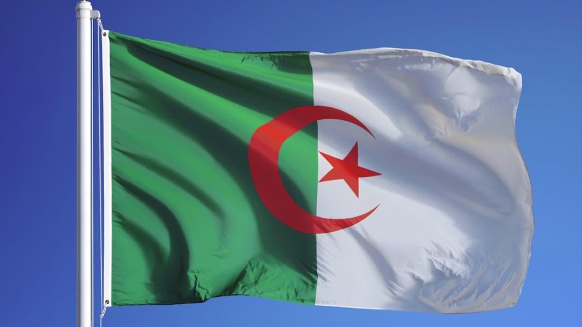 Cezayir'de bayramlama fetvas: Tokalama ve sarlma yasakland
