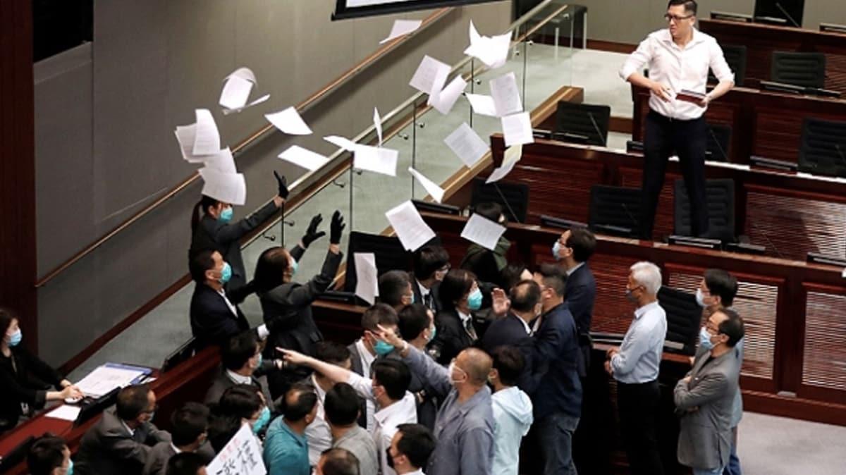 Hong Kong Meclisi yine kart: Krsye yryen vekiller salondan karld