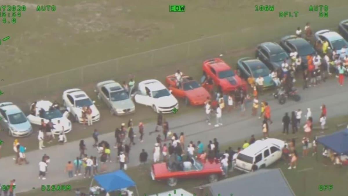 Florida'da sokak partisi dzenleyen gruba polis baskn