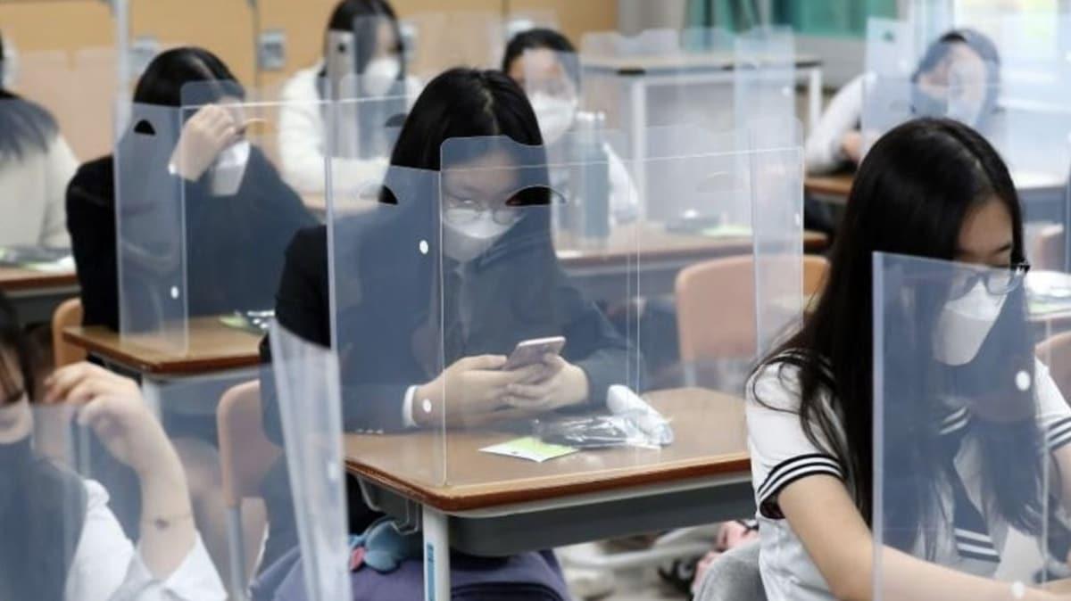 Gney Kore'de okullar sk nlemler erevesinde kademeli olarak alyor