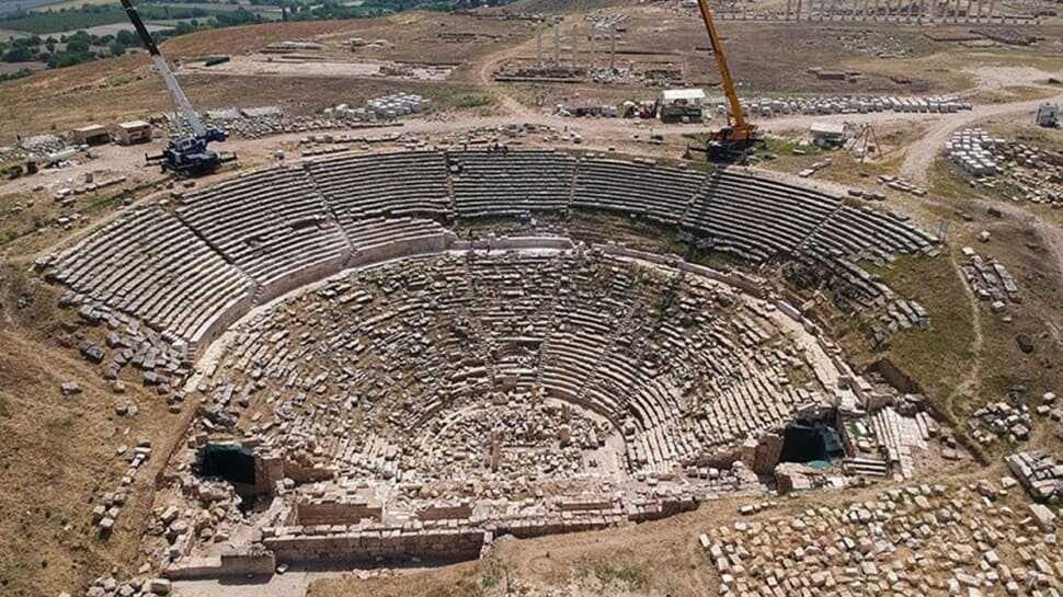 Laodikya Antik Kenti'ndeki 2 bin 200 yıllık tiyatro ziyaretçilerini ağırlamaya hazırlanıyor