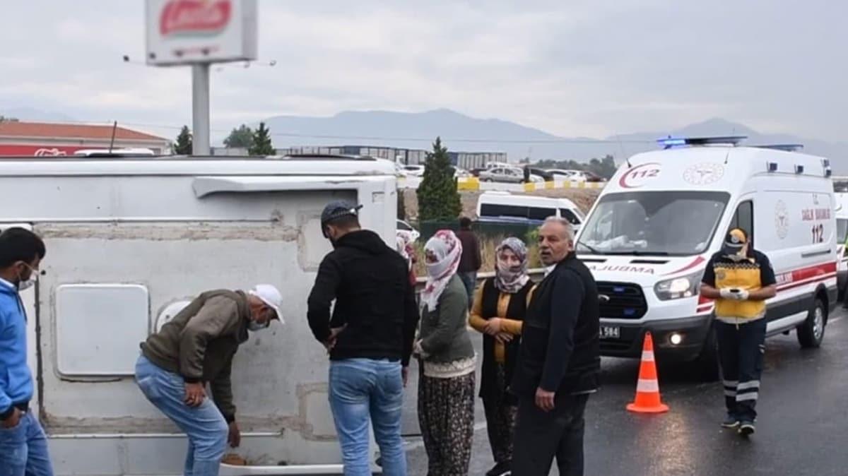 zmir'de tarm iileri tayan minibs devrildi: 5 yaral