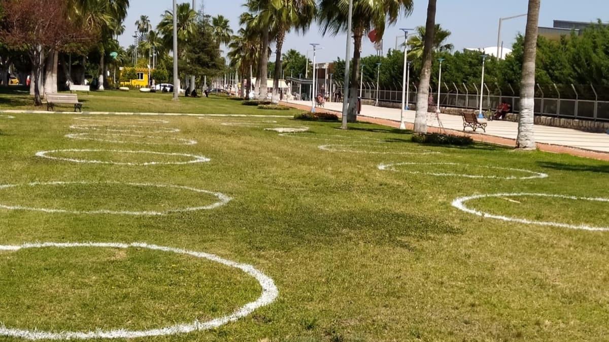 'Sosyal mesafe emberi' akmna Mersin sahili de uydu