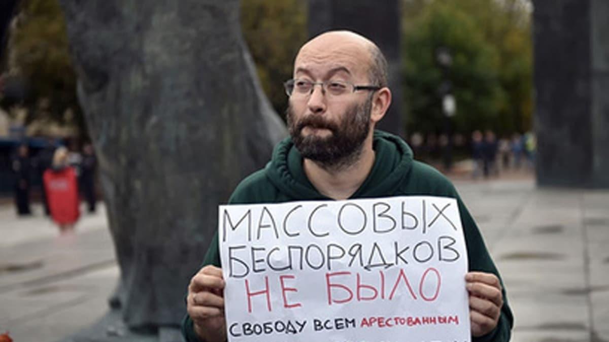 Tek bana gsteri yapan Rus gazeteciye 15 gn hapis cezas verildi